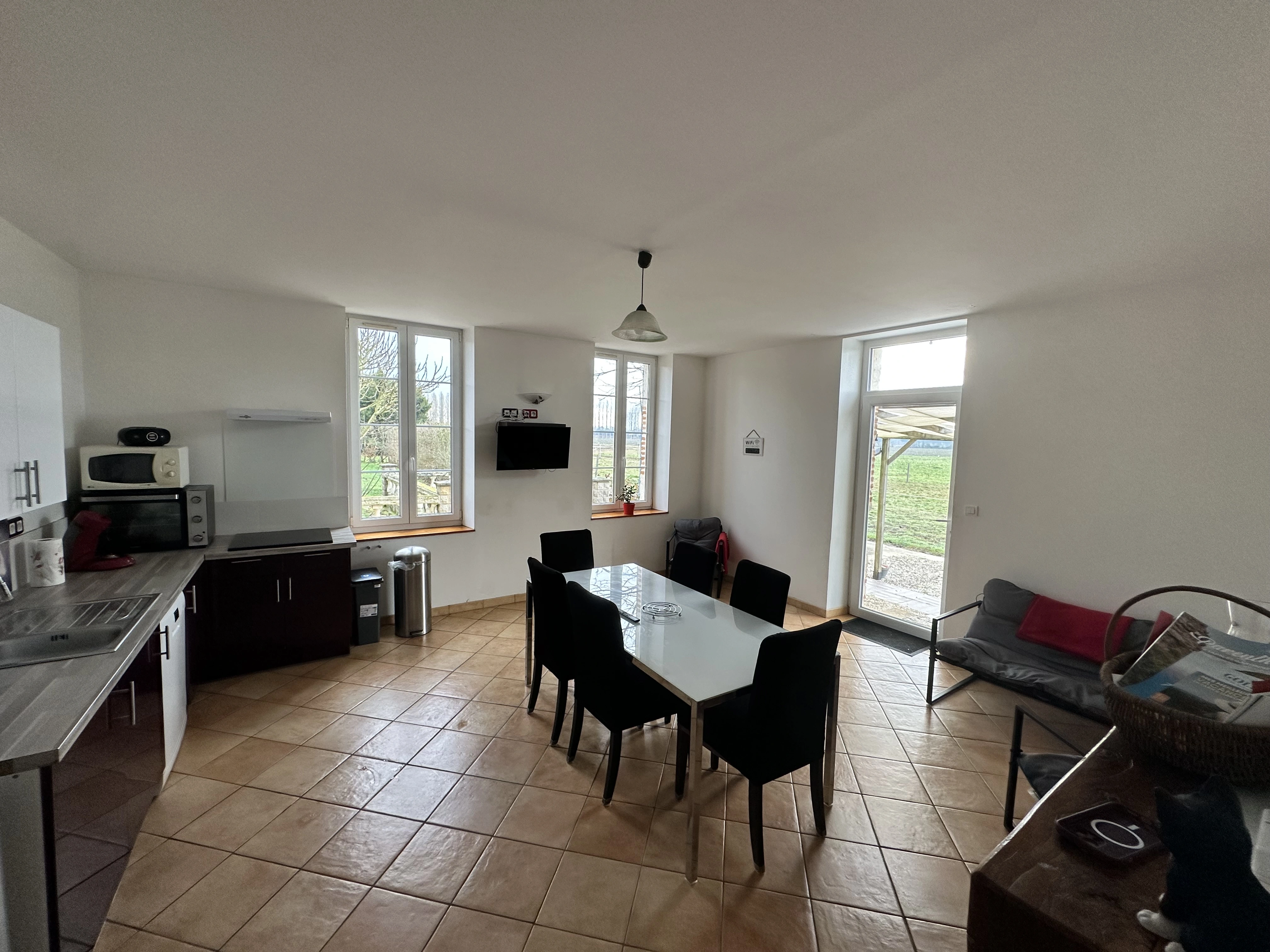 Séjour lumineux du gîte